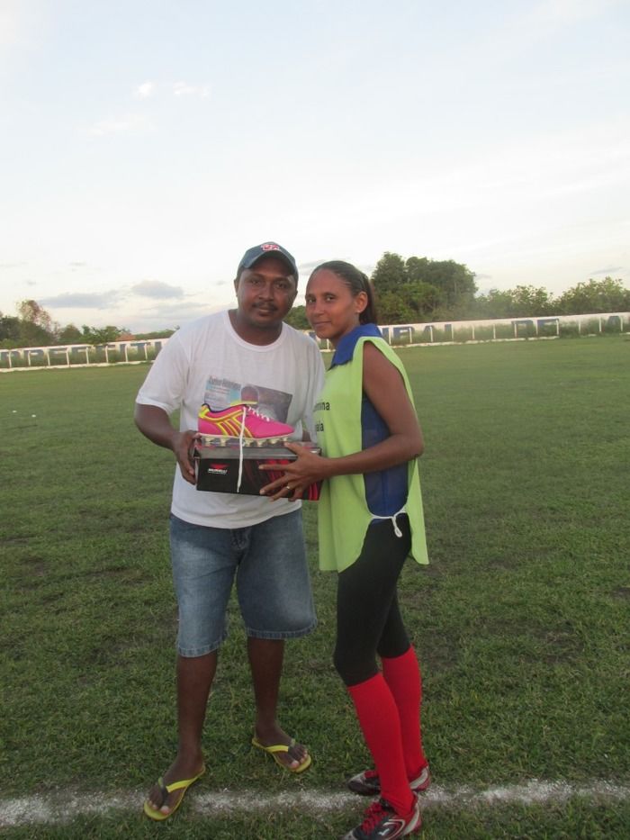 Secretaria de Esporte Faz entrega de Chuteiras para a Seleção Feminina de Futebol de Agricolândia - Imagem 6