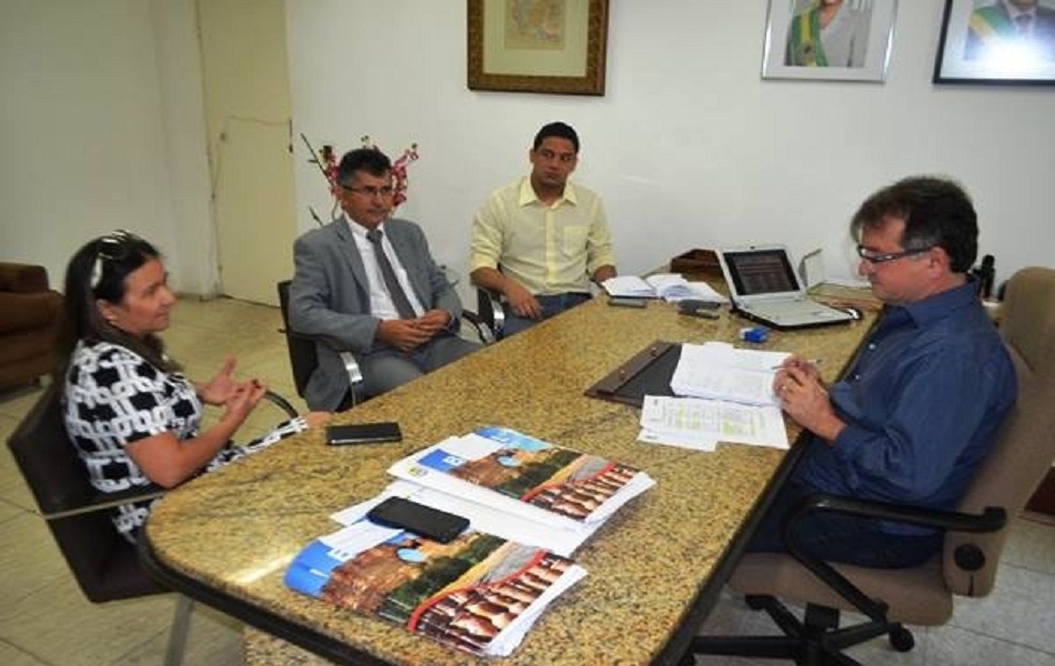 Prefeita e deputado querem agilizar obras de pavimentação em Pedro II