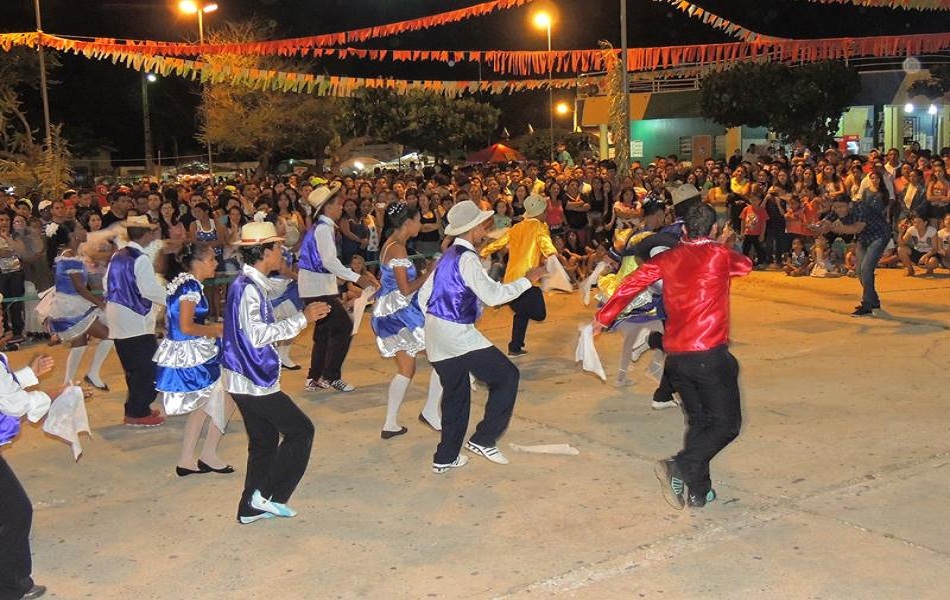 Arraiá Julino é prestigiado por centenas de pessoas na praça nas duas noites