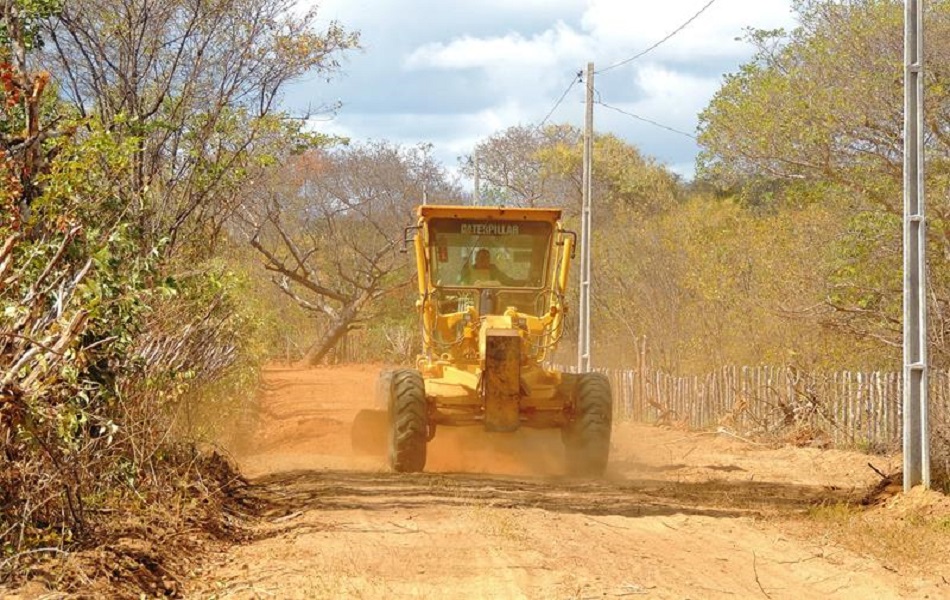 Comunidade que vivia isolada é beneficiada com estrada