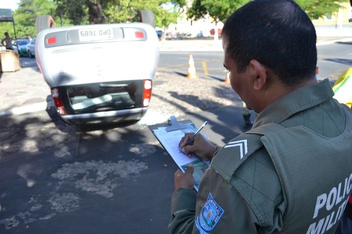 Carro capota com mulher e criança dentro no centro de Parnaíba - Imagem 2