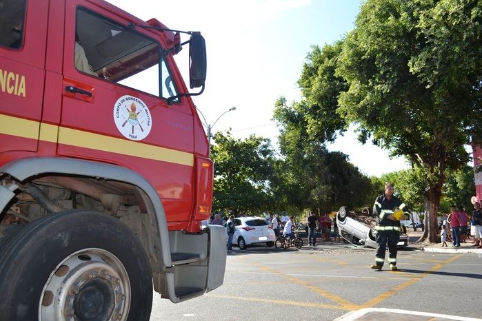 Carro capota com mulher e criança dentro no centro de Parnaíba - Imagem 4