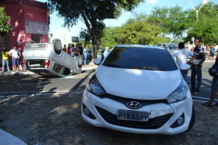 Carro capota com mulher e criança dentro no centro de Parnaíba - Imagem 3