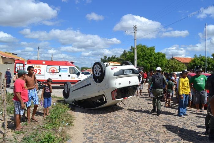 Capotamento em Parnaíba deixa três pessoas feridas - Imagem 3