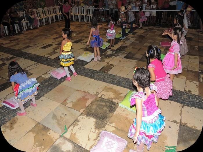 Público prestigia em massa o VII Festival Julino de Quadrilhas e Danças - Imagem 14