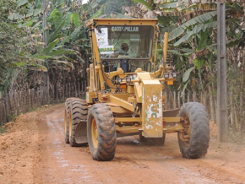 Prefeitura intensifica a recuperação de estradas na zona rural