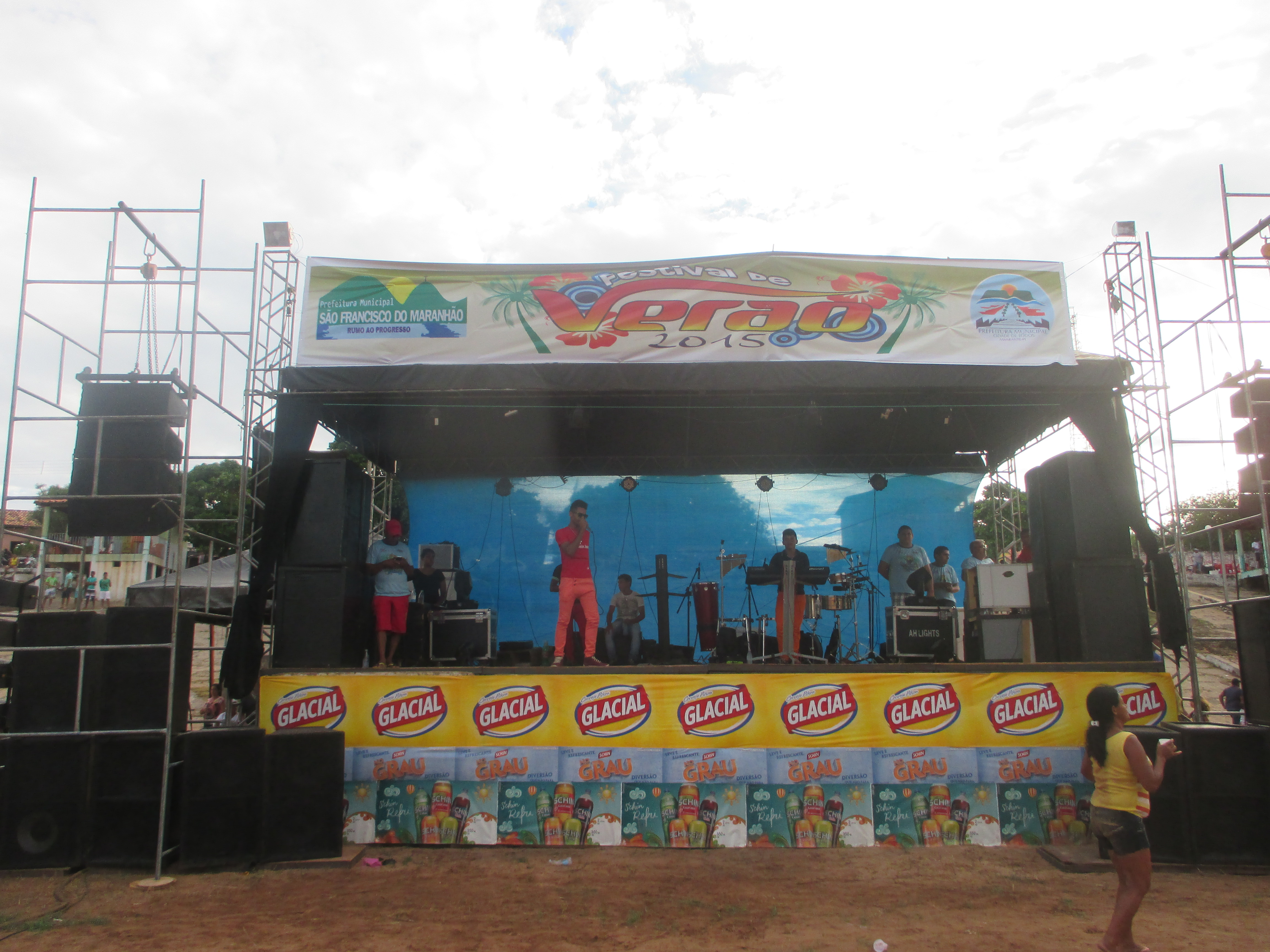 Confira fotos do 1º dia do festival de verão 2015