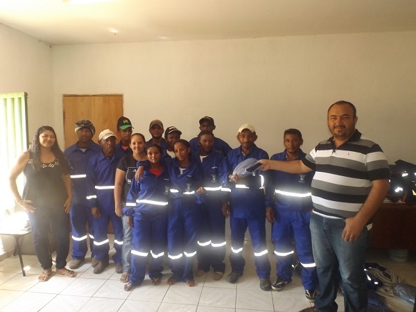 Secretaria de Administração faz entrega de uniformes para funcionários da limpeza pública - Imagem 1