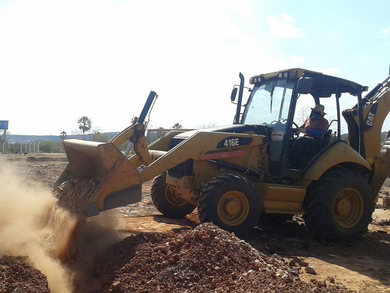 Prefeitura de Oeiras recupera estradas e leva água encanada à zona rural