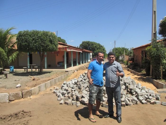 Prefeitura de Agricolândia Constrói calçamentos com recurso próprio do município  - Imagem 2