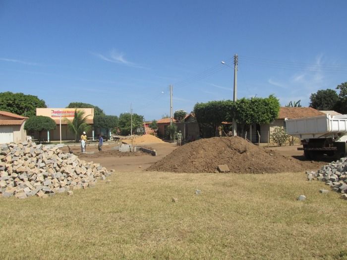 Prefeitura de Agricolândia Constrói calçamentos com recurso próprio do município  - Imagem 4
