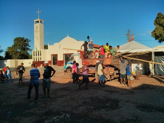 Chegada e levantamento do mastro, uma festa na abertura do festejo do Padroeiro da cidade - Imagem 1