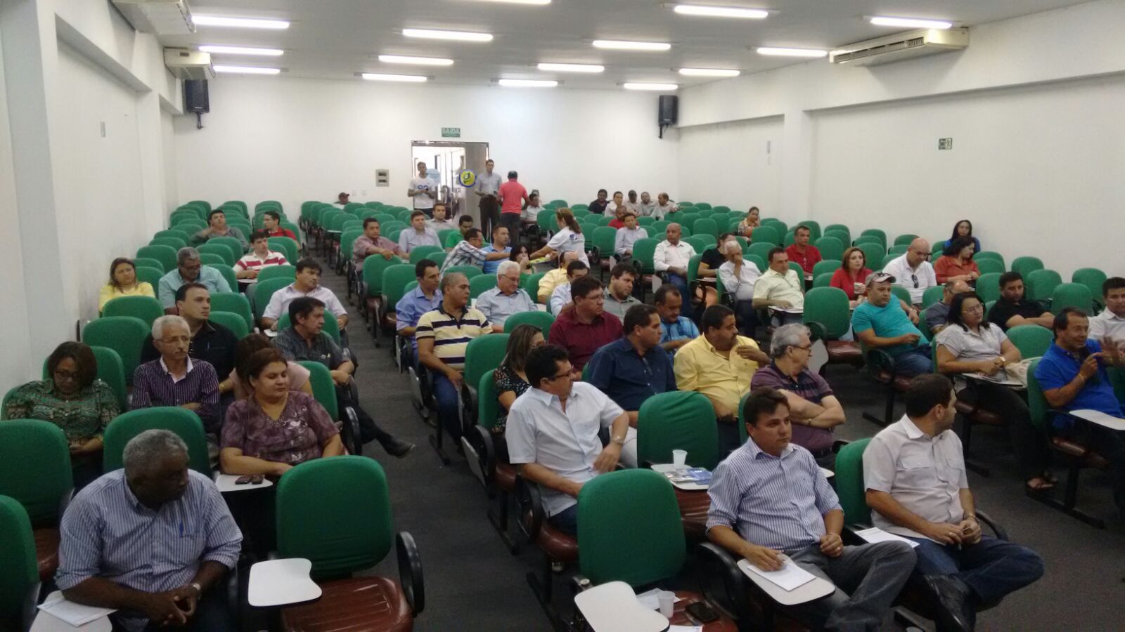 Prefeito Zé Resende e outros prefeitos do Piauí participam de reunião na APPM para discutirem a falência dos municípios