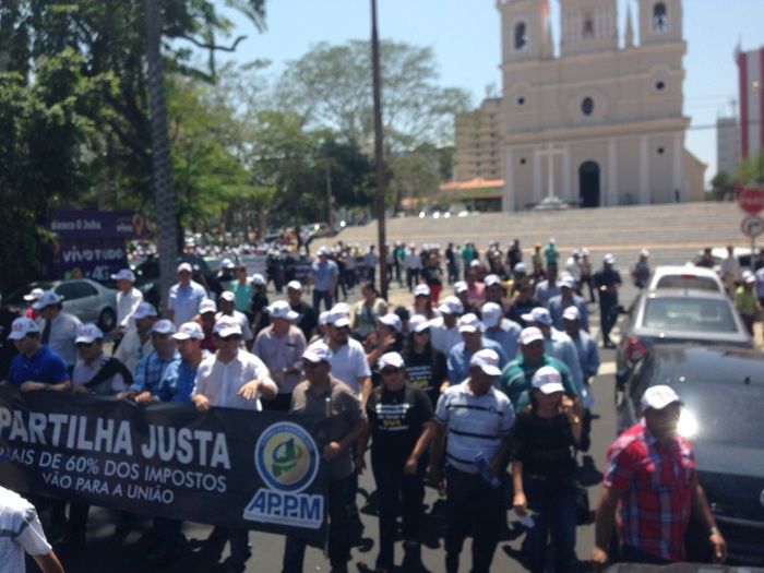 No Protesto dos Prefeitos em Teresina, Zé Resende comanda narração da caminhada. - Imagem 31