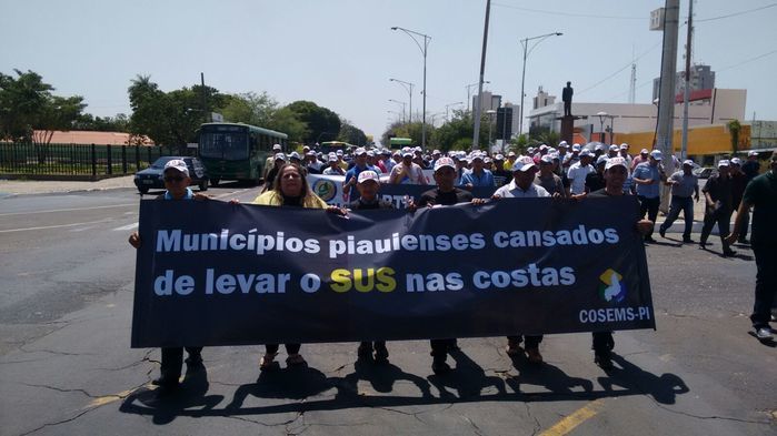 No Protesto dos Prefeitos em Teresina, Zé Resende comanda narração da caminhada. - Imagem 4