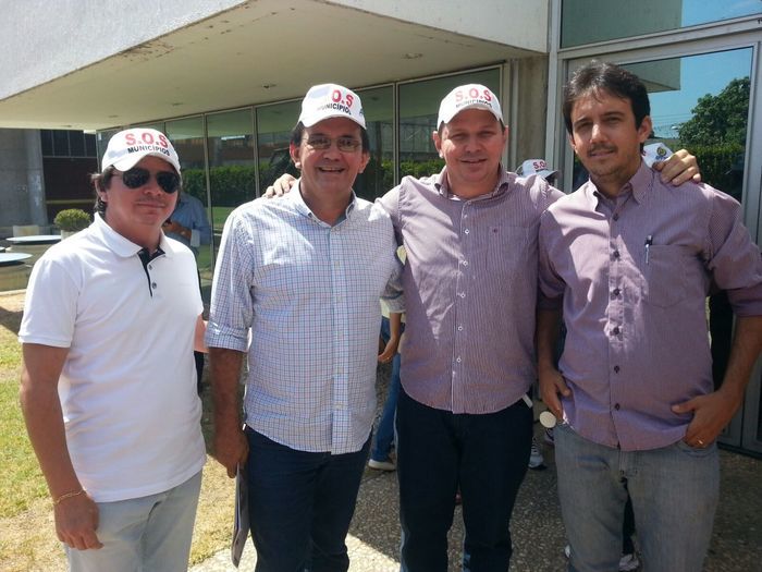 No Protesto dos Prefeitos em Teresina, Zé Resende comanda narração da caminhada. - Imagem 9