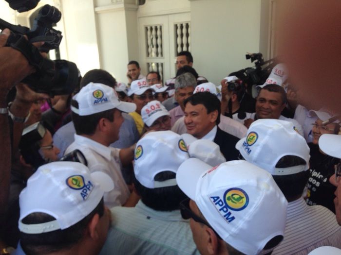 No Protesto dos Prefeitos em Teresina, Zé Resende comanda narração da caminhada. - Imagem 33