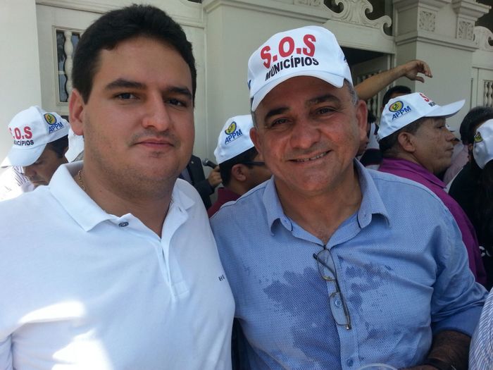 No Protesto dos Prefeitos em Teresina, Zé Resende comanda narração da caminhada. - Imagem 8