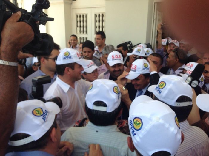 No Protesto dos Prefeitos em Teresina, Zé Resende comanda narração da caminhada. - Imagem 36