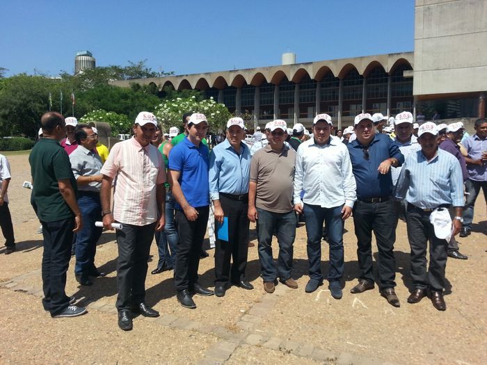 No Protesto dos Prefeitos em Teresina, Zé Resende comanda narração da caminhada. - Imagem 5