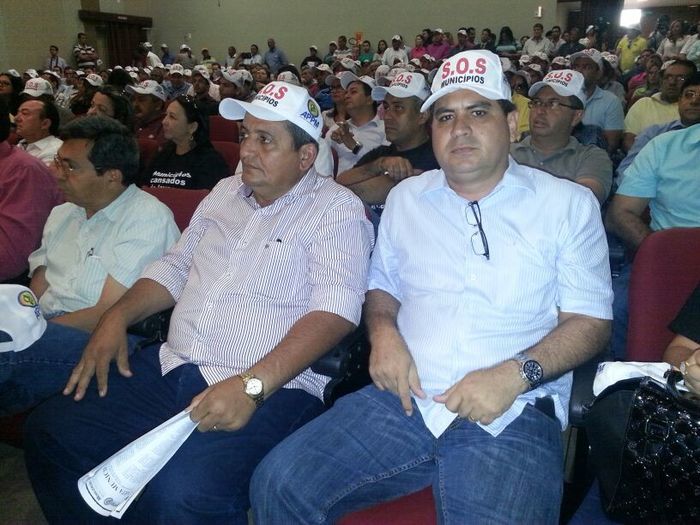 No Protesto dos Prefeitos em Teresina, Zé Resende comanda narração da caminhada. - Imagem 17