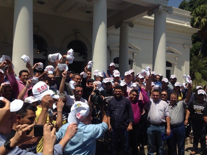 No Protesto dos Prefeitos em Teresina, Zé Resende comanda narração da caminhada. - Imagem 47
