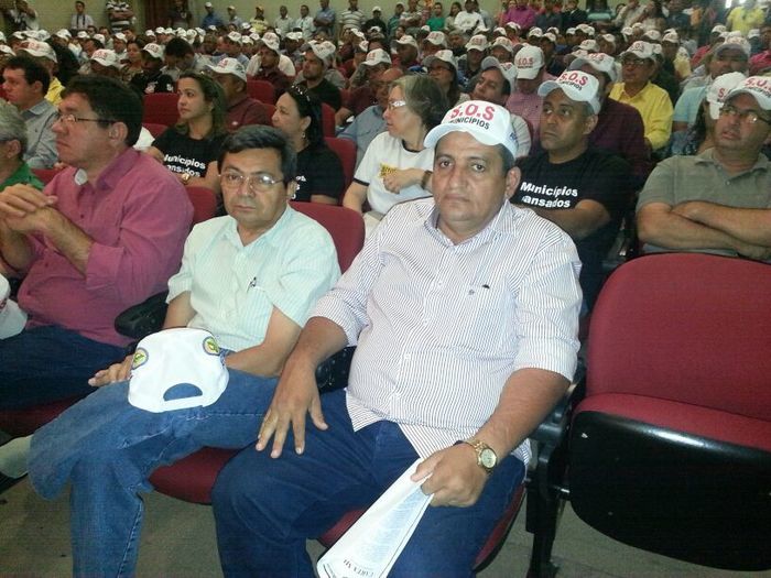 No Protesto dos Prefeitos em Teresina, Zé Resende comanda narração da caminhada. - Imagem 16