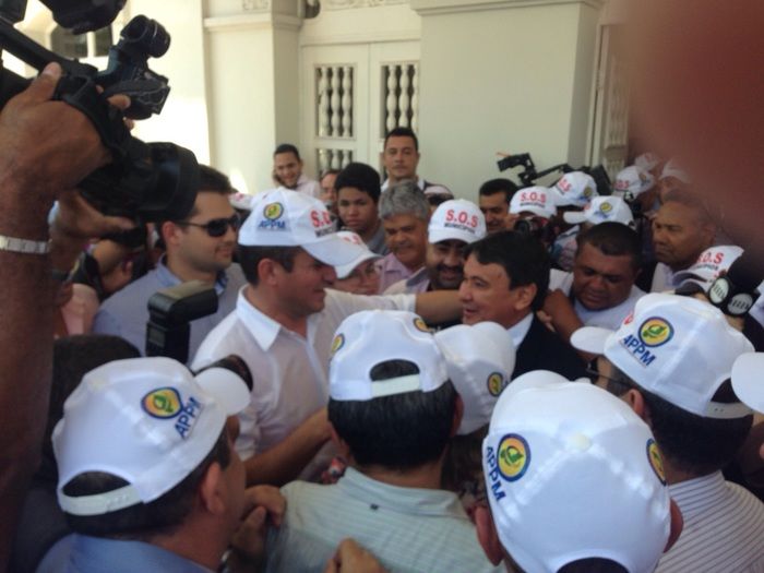 No Protesto dos Prefeitos em Teresina, Zé Resende comanda narração da caminhada. - Imagem 34