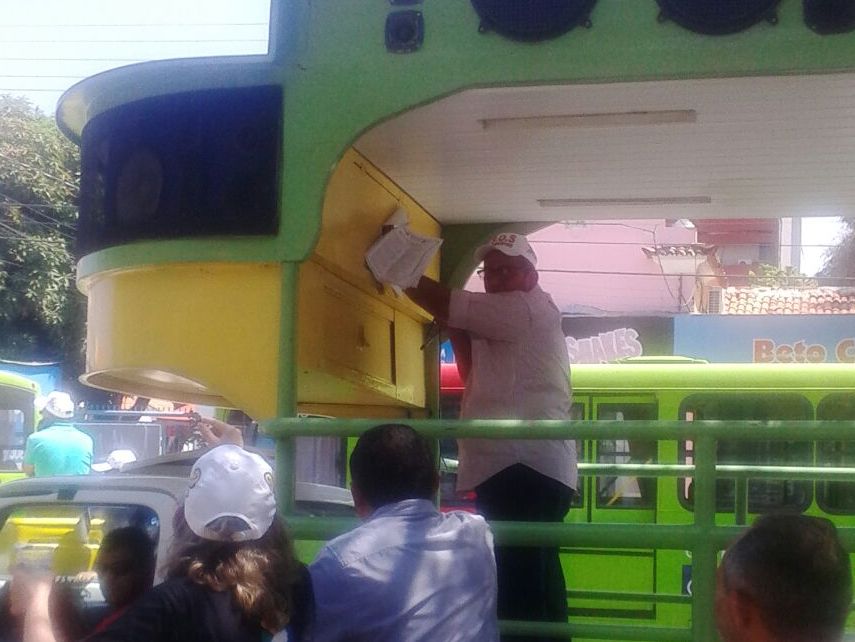 No Protesto dos Prefeitos em Teresina, Zé Resende comanda narração da caminhada.