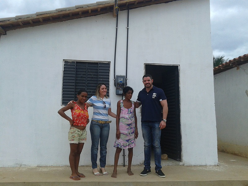 Lukano Sá entrega nova casa à moradora em Oeiras
