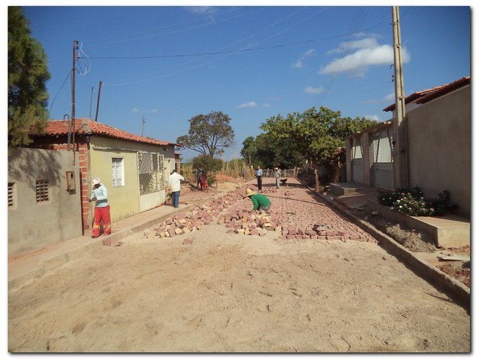 Prefeitura Municipal de Inhuma calça a Rua Rocha Furtado e melhora mobilidade urbana - Imagem 3