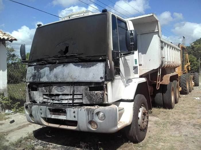 Caçamba da Prefeitura de N. S. dos Remédios é incendiada  - Imagem 1