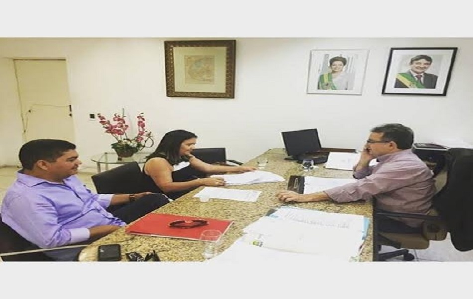 Reunião com Merlong Solano define início das obras de pavimentação asfáltica em Pedro II