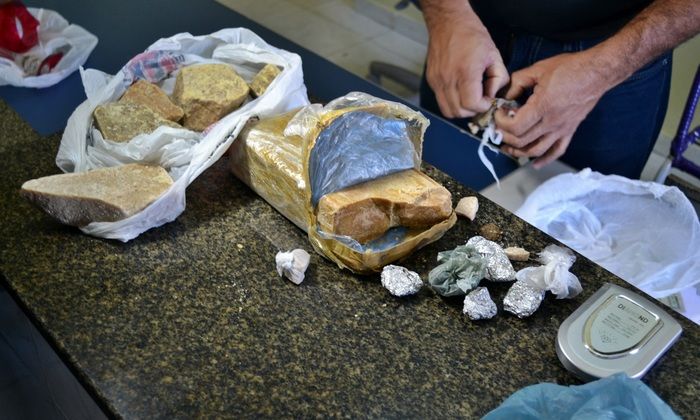 Mulher é presa pela PM com quase 2 Kg de crack em Parnaíba - Imagem 2