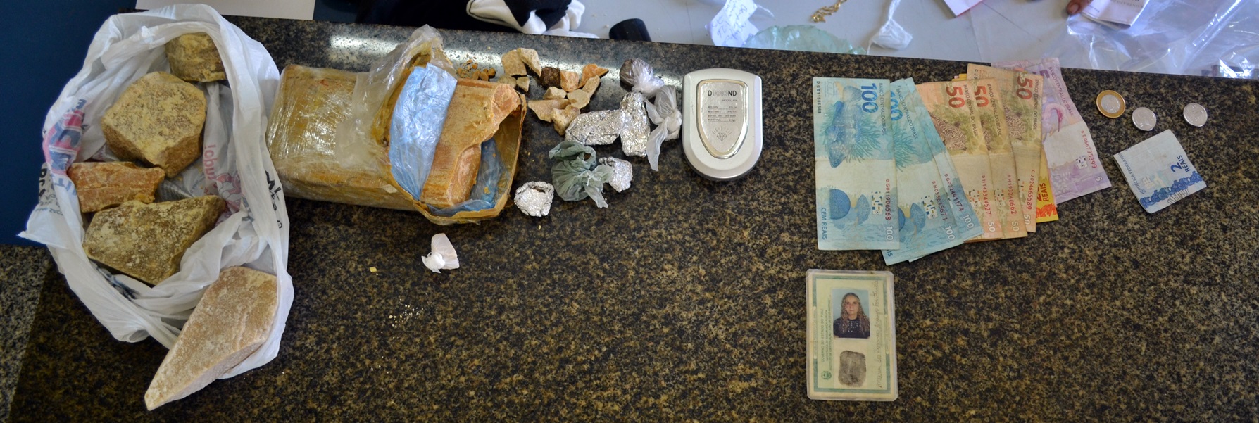 Mulher é presa pela PM com quase 2 Kg de crack em Parnaíba