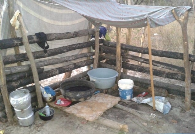 Família mora dentro de um curral na região de Campo Maior - Imagem 2