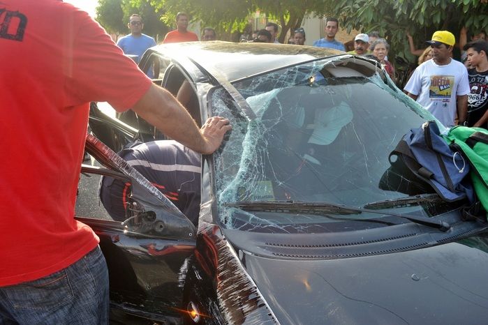 Carro capota e deixa duas pessoas presas às ferragens em Parnaíba - Imagem 4