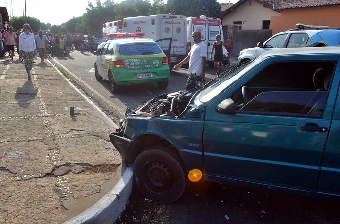 Carro capota e deixa duas pessoas presas às ferragens em Parnaíba - Imagem 6
