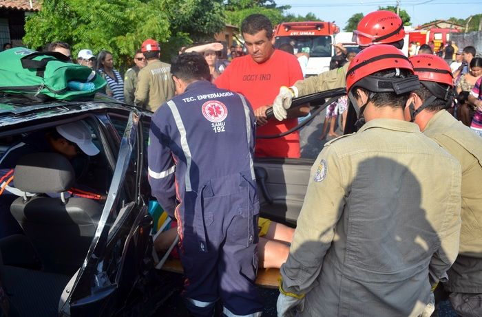 Carro capota e deixa duas pessoas presas às ferragens em Parnaíba - Imagem 2