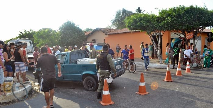 Carro capota e deixa duas pessoas presas às ferragens em Parnaíba - Imagem 5