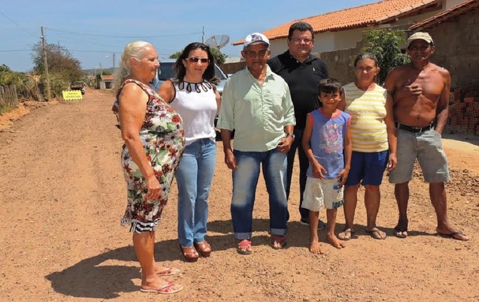 Prefeita visita obras de asfaltamento e ouve moradores