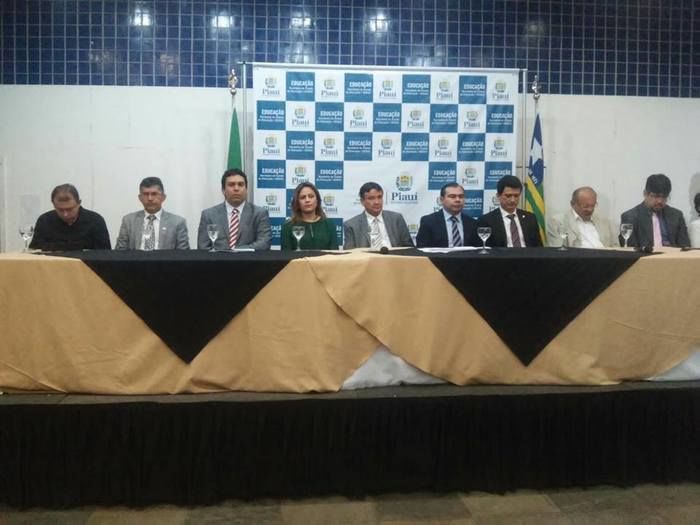 PREFEITO ZÉ RESENDE PARTICIPA DO ENCONTRO DO FNDE EM TERESEINA E CONSEGUE LIBERAÇÃO DE RECURSOS - Imagem 2