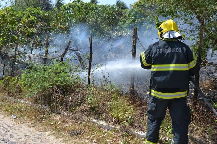 Incêndio em terreno abandonado atinge residência no litoral do Piauí - Imagem 8