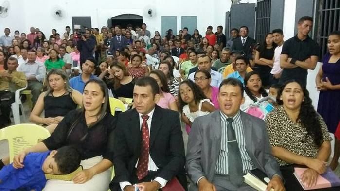 PREFEITO ZÉ RESENDE AO LADO DA PRIMEIRA DAMA EDNA RESENDE E O VICE-PREFEITO DOMIGUINHOS PRESTIGIAM INAUGURAÇÃO DO TEMPLO DA IGREJA O BRASIL PARA CRIST - Imagem 6