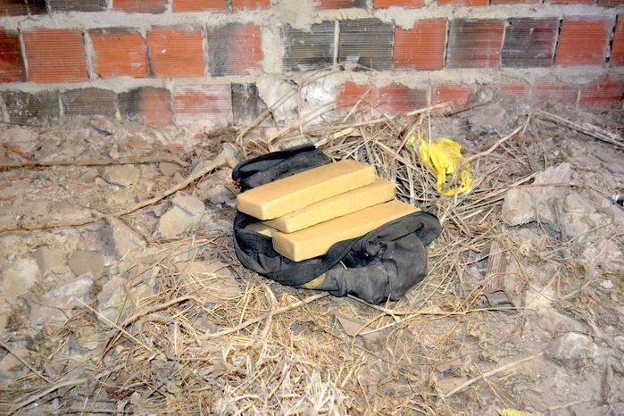 Tabletes de maconha dentro de uma mala de viagem. (Foto: Kairo Amaral)