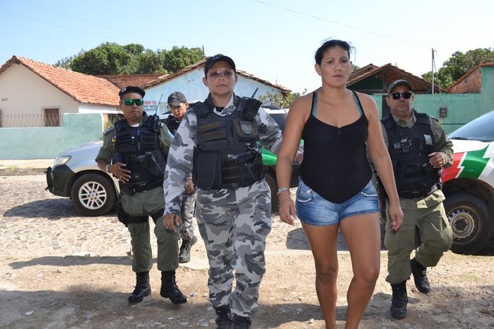Maria Evanda chegando na Central de Flagrantes. (Foto: Kairo Amaral)