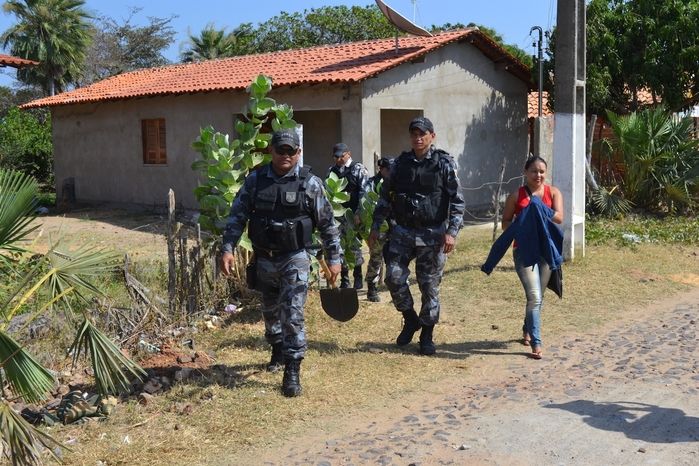 Ana Alice sendo conduzida para a viatura da PM. (Foto: Kairo Amaral)