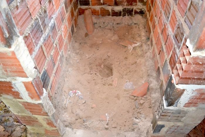 Vários buracos dentro da casa. (Foto: Kairo Amaral)