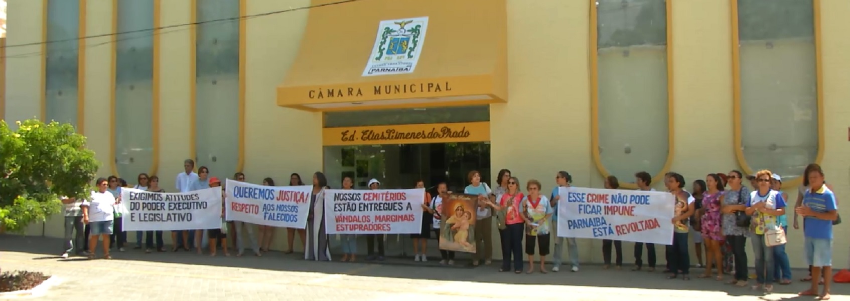 Familiares de idosa desenterrada em cemitério parnaibano realizam manifestação