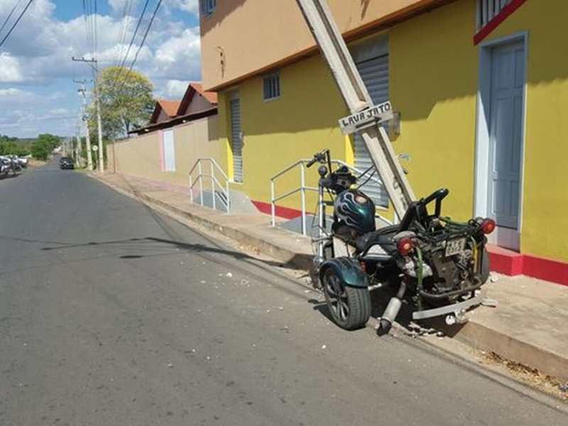 Triciclo bate em poste próximo a Faculdade no município de Piripiri